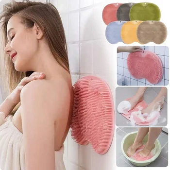 Ленивые люди с силикагелем натирают ноги и спину артефактом для ванной комнаты массажной ванной