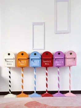 Декор французского сада, рождественский почтовый ящик на открытом воздухе, дверной проем, почтовый ящик, украшенный красным винтажным железным декоративным элементом от пола до потолка